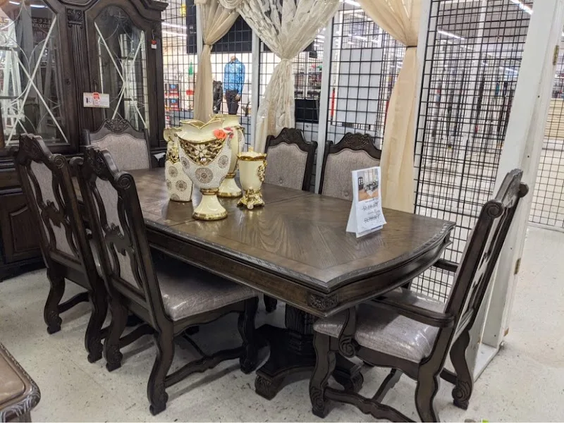 Furniture La Cuadra LLC